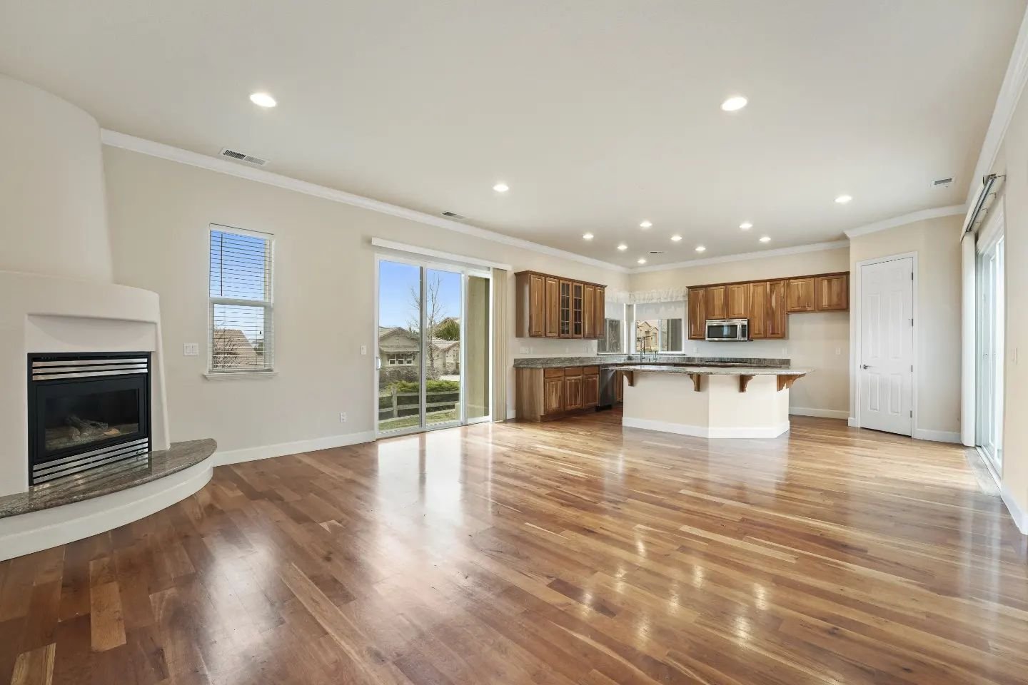 A little before and after for your viewing pleasure ✨ 

Whether it's virtual or physical, staging is EVERYTHING! 

📷: Ali Rivera 

(Featured Property: 1640 Whisper Rock Ct, presented by The Junell Group)
&bull;
&bull;
&bull;
#shotbyali #aliriverapho