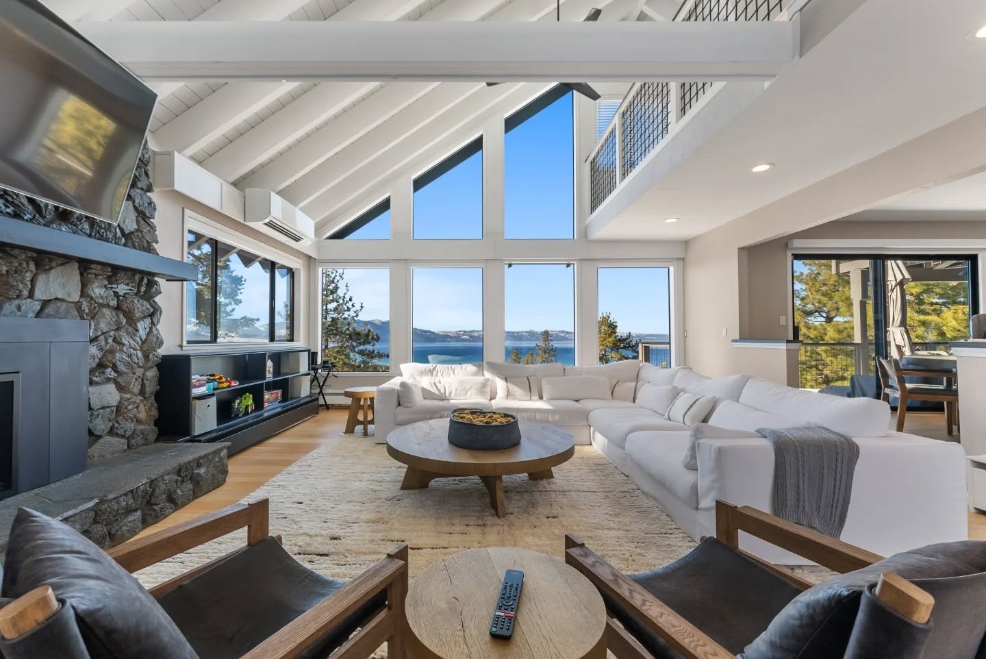 We're back with another featured getaway! 🎉

✨ Welcome to The Grand Escape: A luxurious lakeside escape with no shortage of stunning details 🌊

"Whether you're seeking adventure, relaxation, or luxury, this home is designed for the ultimate Ta