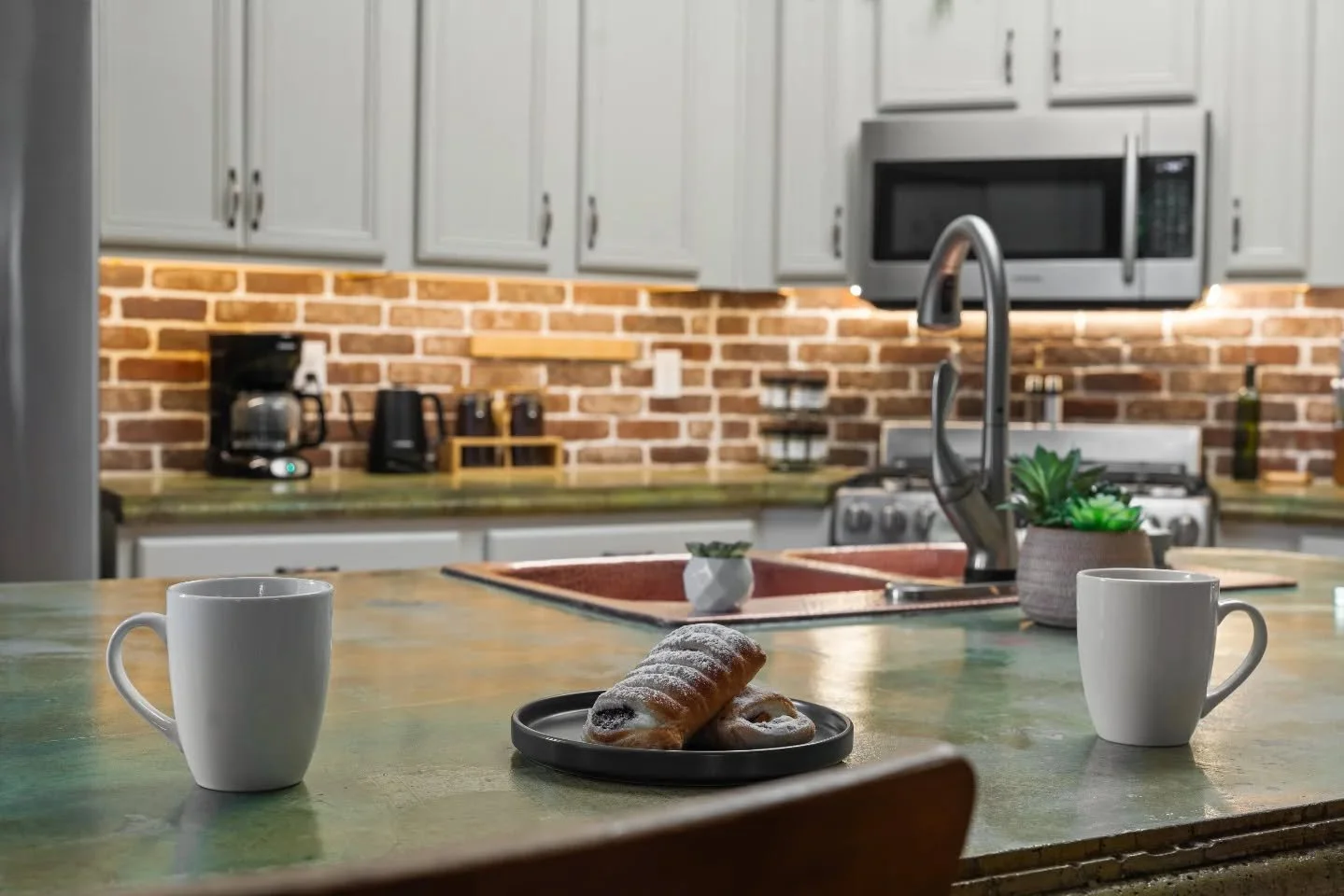 It's easy to fall in love with today's featured #weekendgetaway ❣️

From the cozy interior ambiance to the dreamy outdoor space, this Northwest Reno retreat is sure to steal your heart! 

"Whether you&rsquo;re cooking together, laughing over din