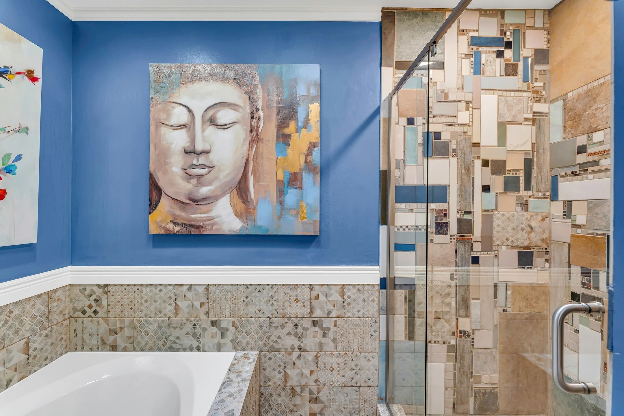 Have you ever seen a bathroom with a more complimentary piece of artwork in it? 👏

Congratulations to @joshgillette on this vibrant townhome under-contract! 

#marketmoversmonday #aliriveraphotography #homesofnevada #renonvrealestate #renotahoereale