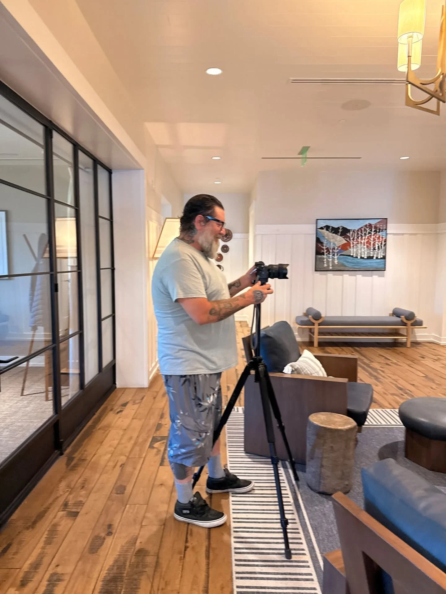 As photographers, we usually hate being on the other side of the lens, but when the social media manager says "Send me some behind-the-scenes content at your next shoot", Mike delivers 🎉 

Special shout out to @hopechristianshayla for capt