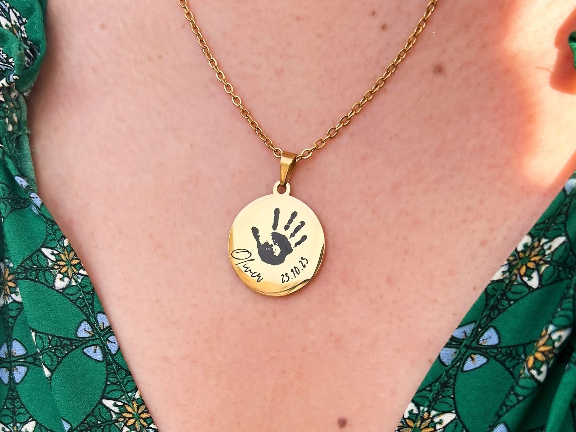 Handprint Circle Gold1-min.jpg