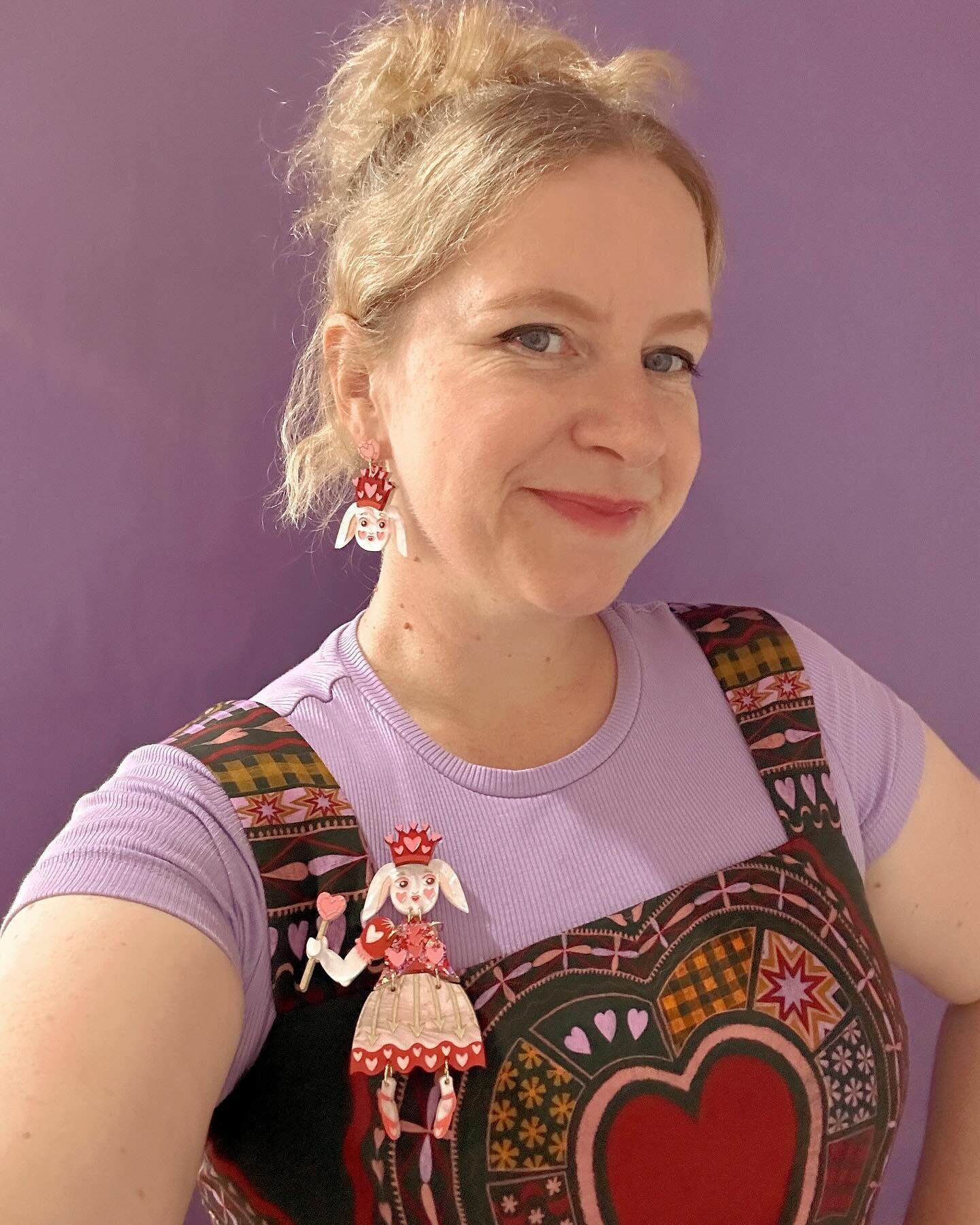 Matchy matchy earrings and brooches are one of the easiest ways to accessorize and these Queen of Hearts are a pretty fun little addition to any jewellery collection. Coming up tomorrow night, Wednesday 31st at 8pm Sydney aedt. Let me know in the com