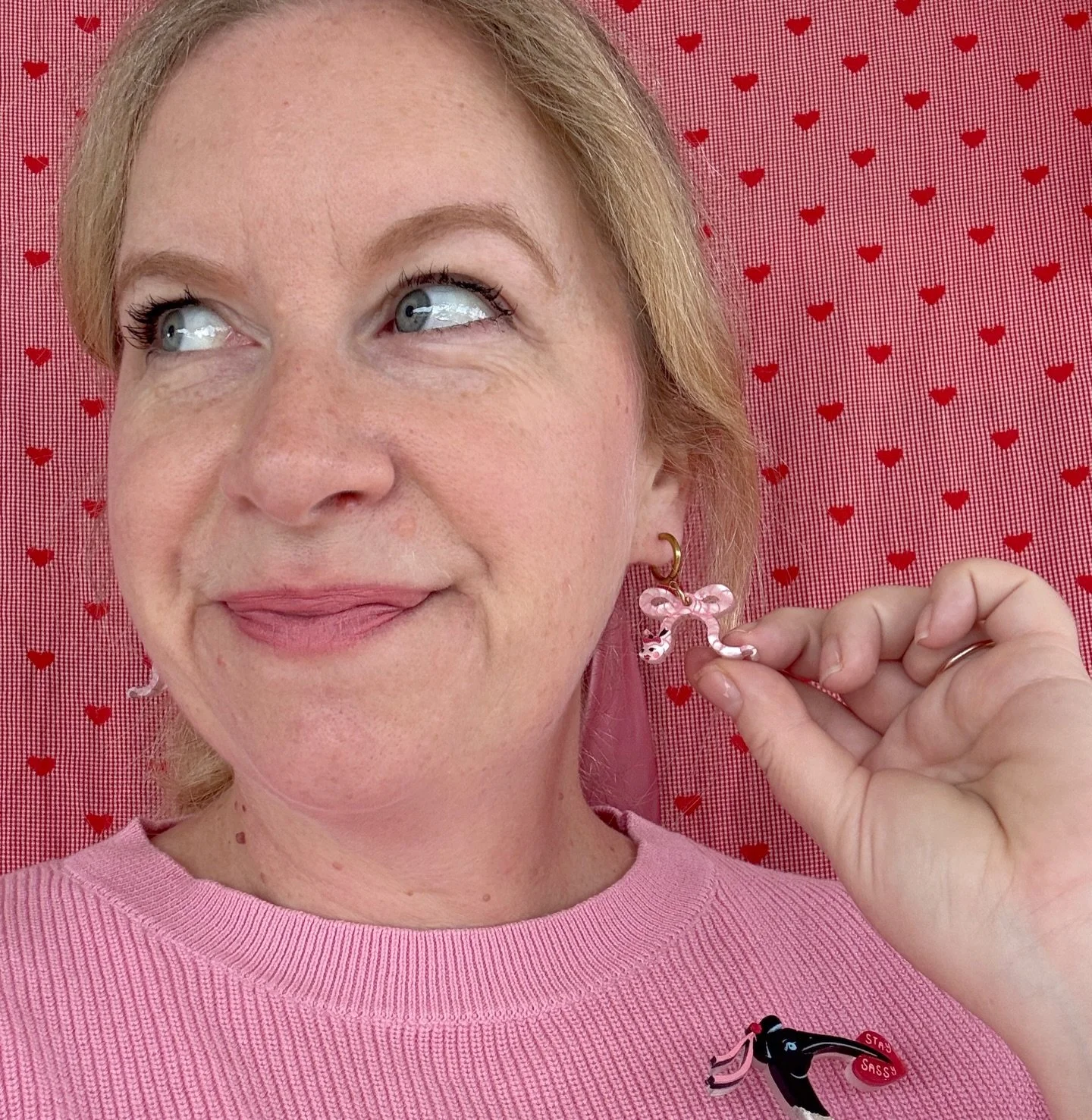 Because this is a mini range of cute little ideas I came up with I&rsquo;m adding in my little wormy bow earrings this release in two colours, pearl pink and pastel pink! 
Is a worm with a beret cute? Is it weird they&rsquo;re tied in bows? Do we lik