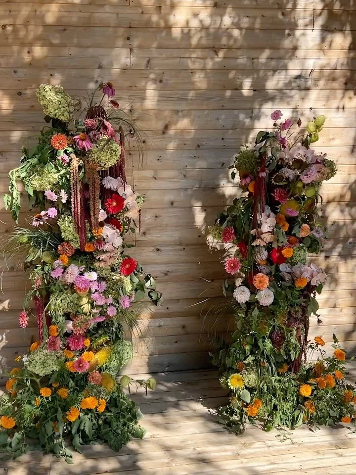 a mix of iPhone &amp; @mxllyhxff pics from Sam &amp; Kyle&rsquo;s ceremony 🧡🧡🧡

#kansascityflorist #summerweddingflowers #modernflorals #fineartflorist #flowerinstallation