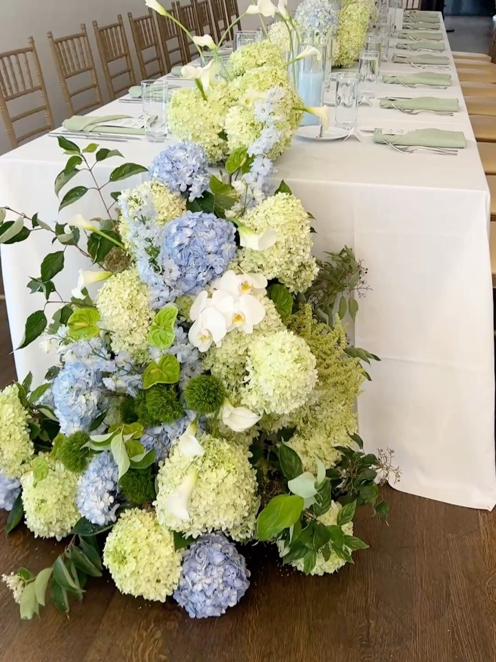 instagram now gives you the option for multiple captions, I can barely come up with one 😅🤦🏼&zwj;♀️ bear with me 🩵 

a few details from Brylee &amp; Tate&rsquo;s day. so timeless, so much to love ✨🙌🏼

#kansascityflorist #kansascitywedding #finea