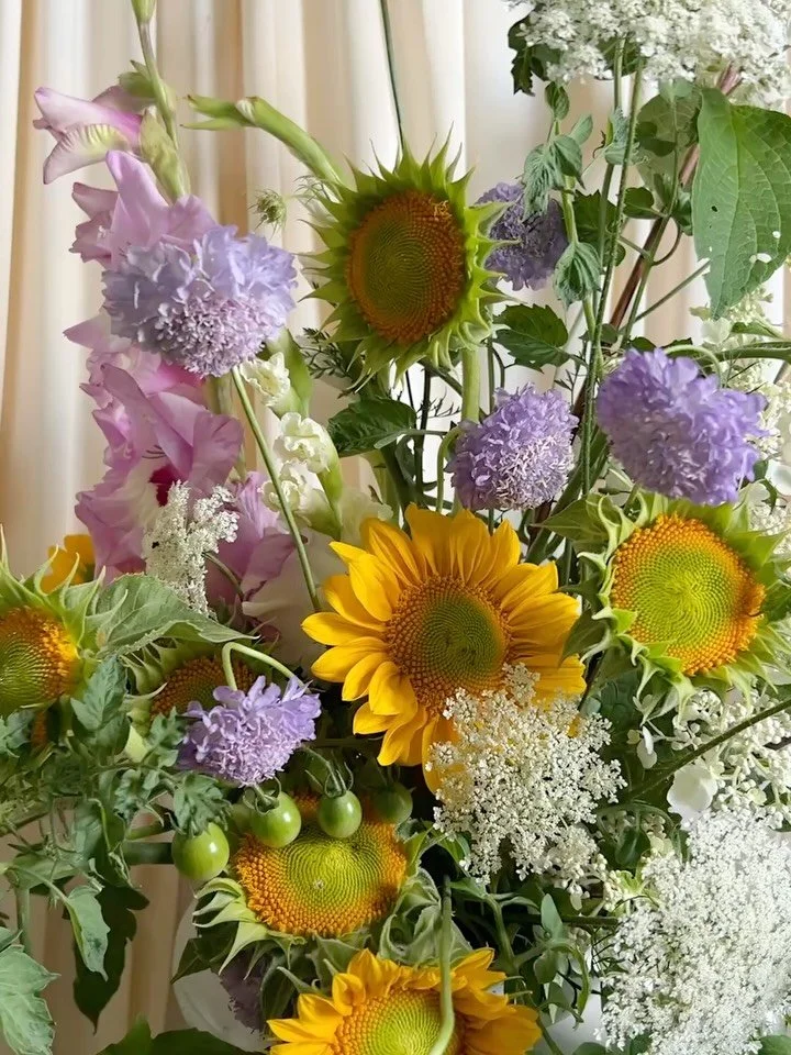 summer girly 🧡🌿🪻🐛🌼

#kansascityflorist #kansascitywedding #modernflorals #summerflower #fineartflorist