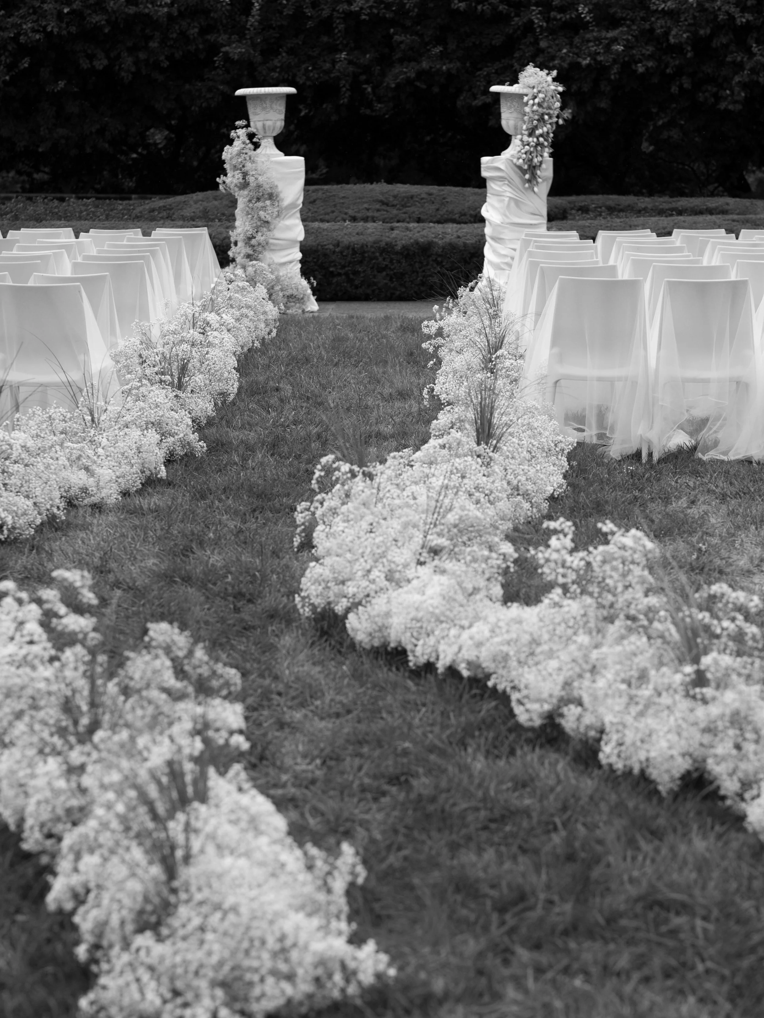 babies breath &amp; bear grass for C&amp;V&rsquo;s ceremony 🤍

#kansascityflorist #kansascitywedding #flowerinstallation #ceremonyfloral #modernflorals