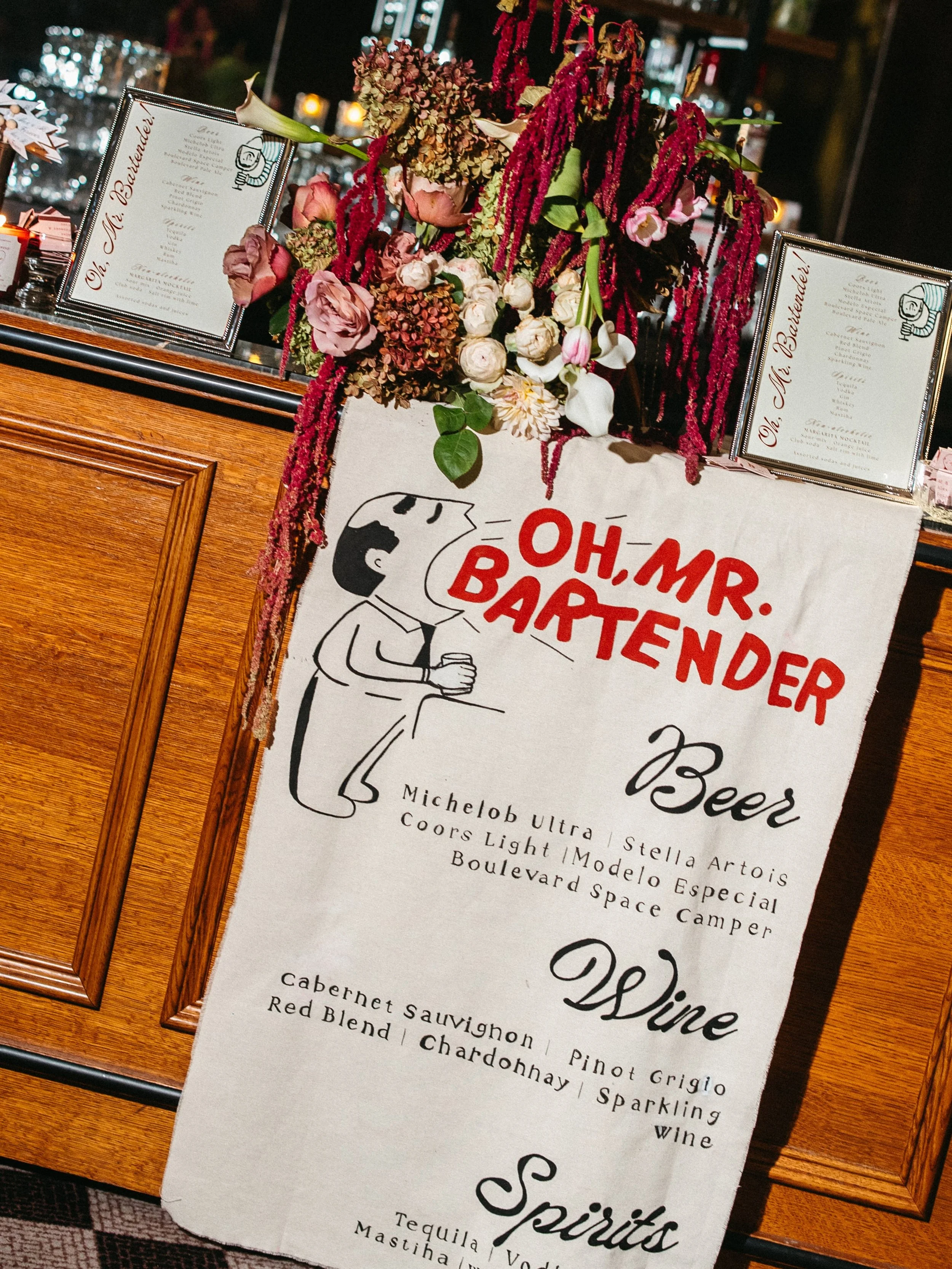 the cutest bar sign to exist - @graciejanekane what a stunner ✨🙌🏻

#kansascityflorist #kansascitywedding #modernflorals #fineartflorist #barflorals