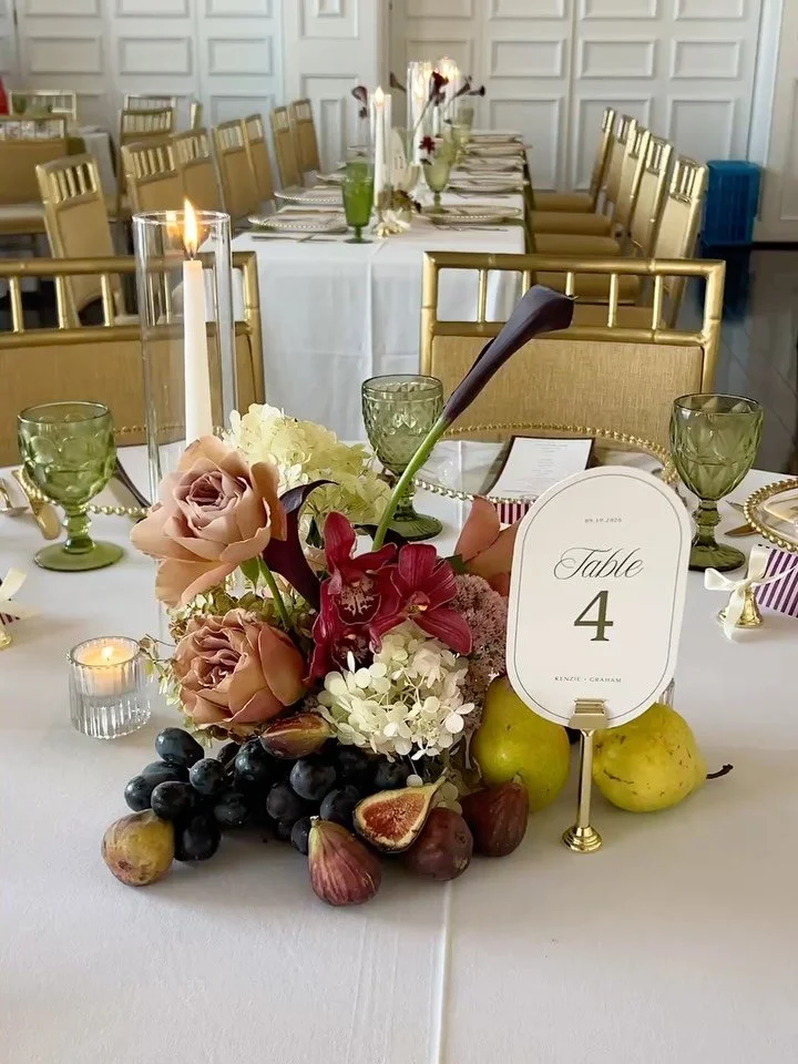a day filled with warm, romantic tones for K&amp;G

focusing on garden roses, calla lily, hydrangea &amp; local dahlias paired with mounds of grapes, figs &amp; pears created such an elevated, organic vibe ✨🍐🤎🙌🏻🍇❤️

#kansascityflorist #kansascit