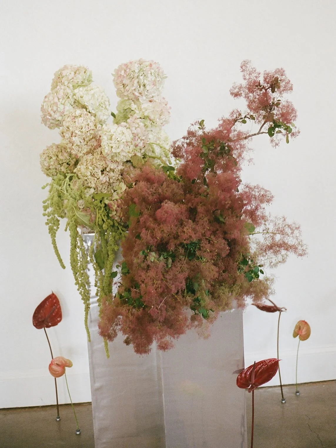 take me back to the colors &amp; textures of this day ✨ for M&amp;K, spring &lsquo;26. 
proof that a clean and edgy design doesn&rsquo;t have to be boring 🫶🏻

#kansascityflorist #kansascitywedding #modernflorals #ceremonyflowers #callalily
