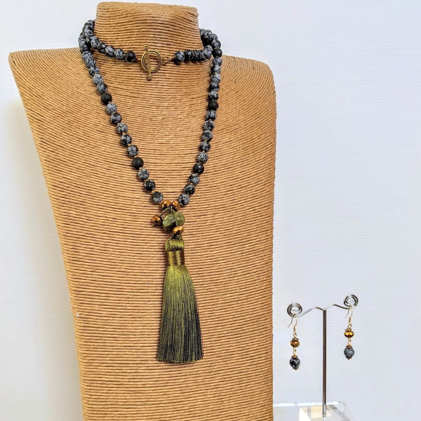 snowflakeobsidian (4).jpg