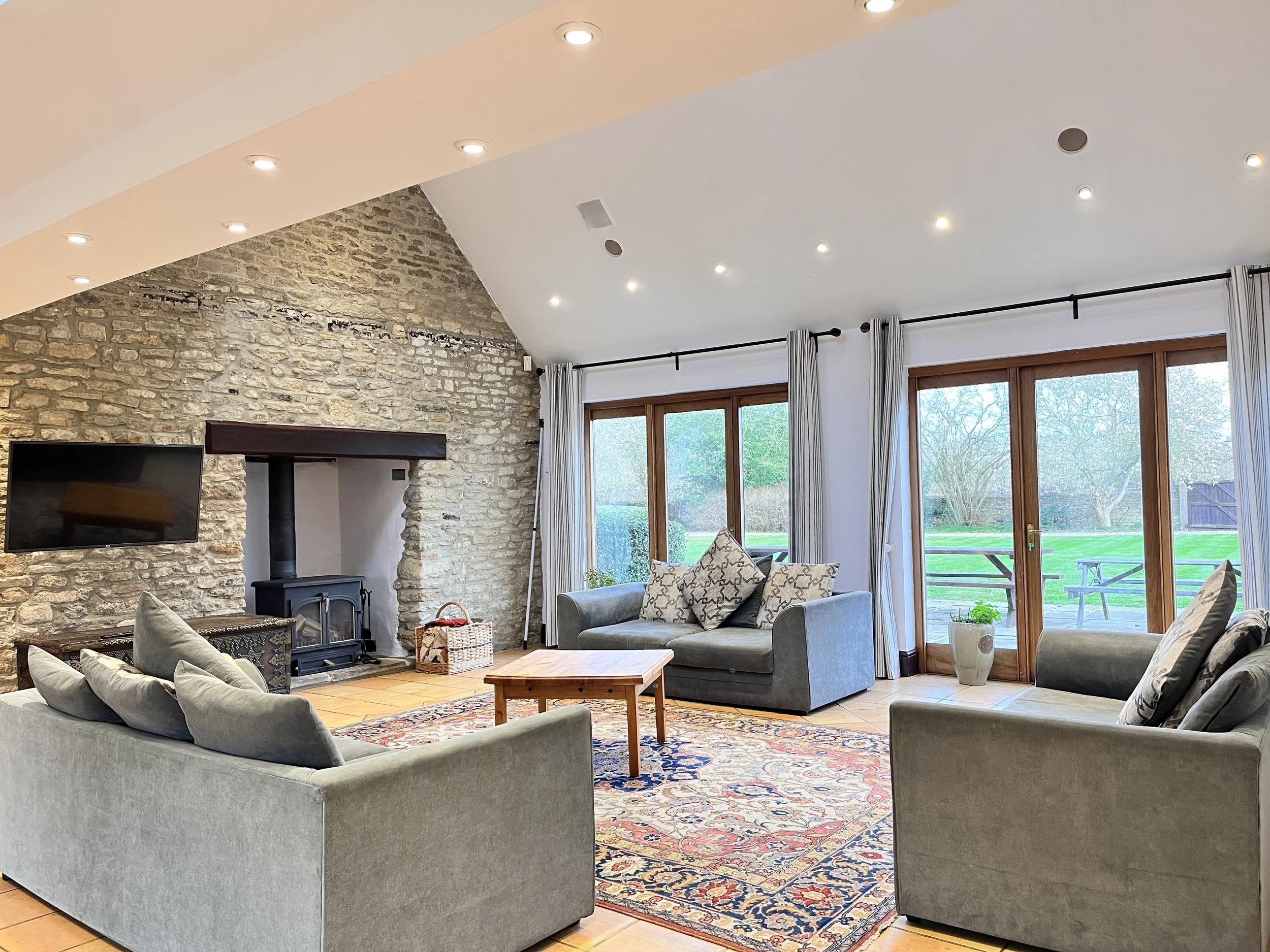 3.1 Reception Room 2.JPG