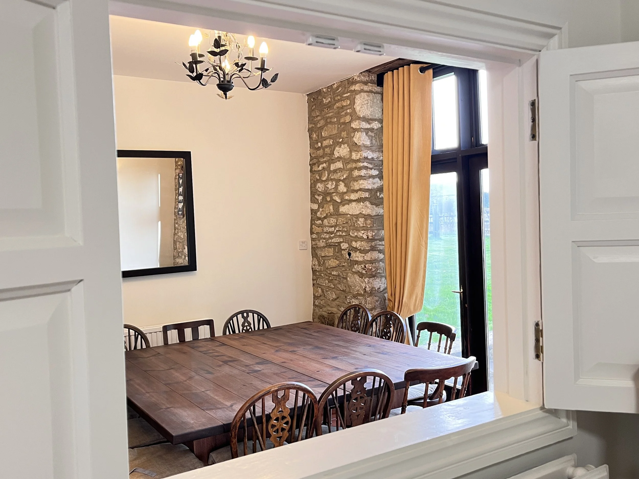 4.4 Kitchen Hatch.JPG