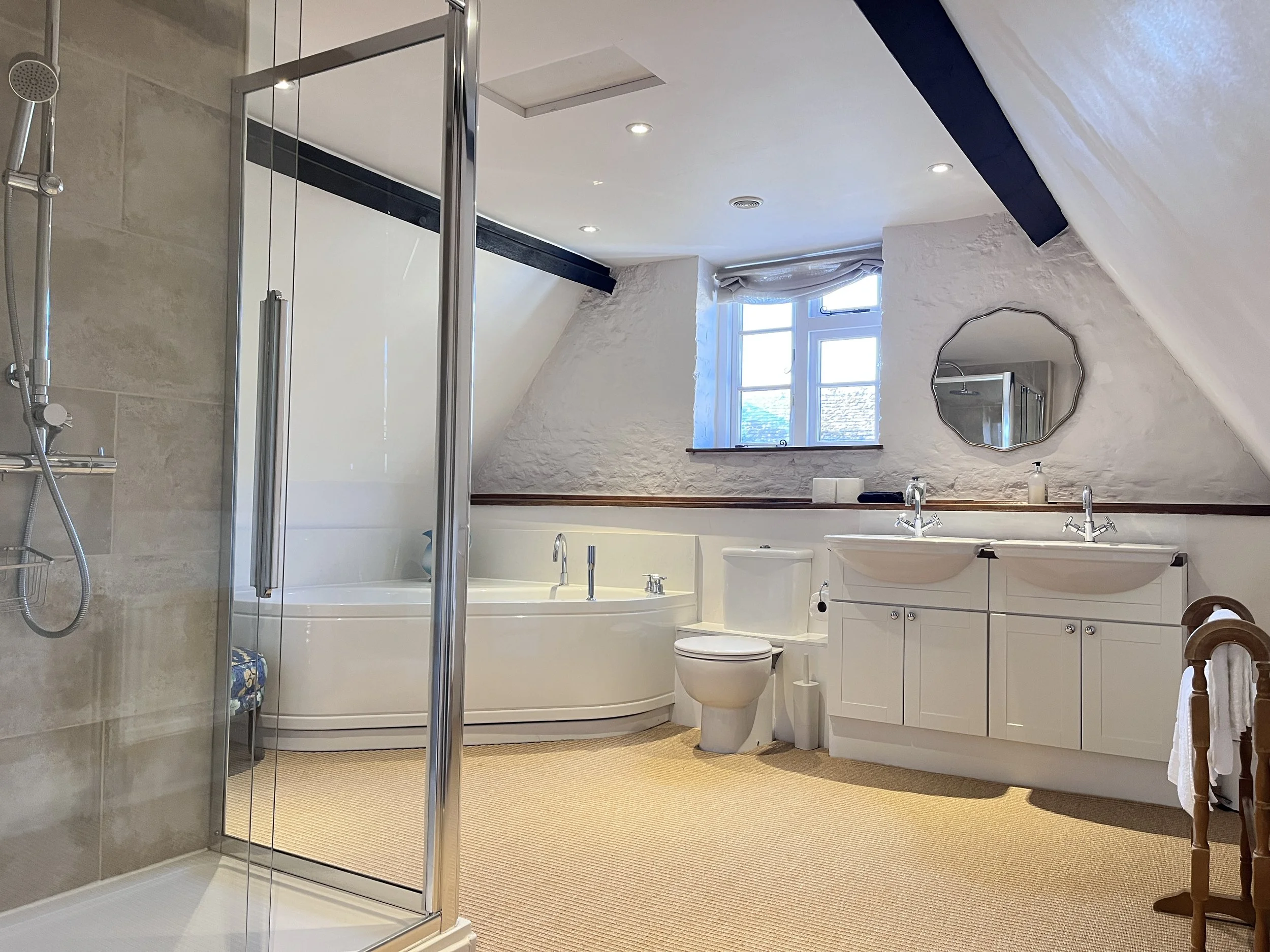 21.1 Bedroom 10 Ensuite.JPG