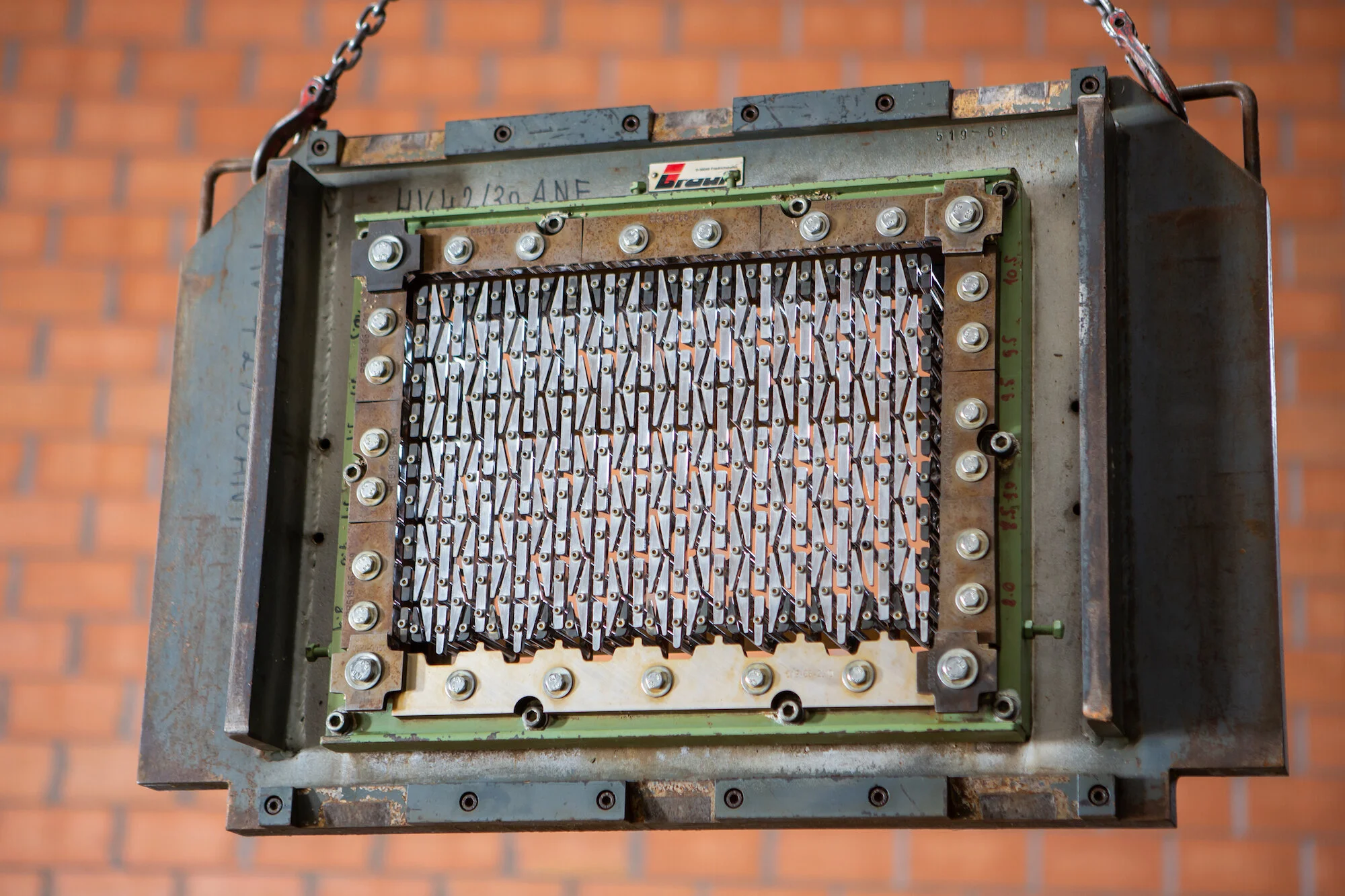   Mundstück   Das Mundstück gibt dem Ziegel das Format und das charakteristische Lochbild. 