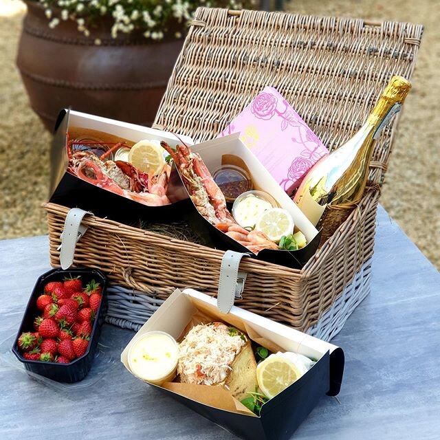 British summer in a hamper! ☀️ Order your selection of goodies to enjoy in the summer sun... 📞 01285641818 🦞🍓🥂
.
.
.
#foodboxes #bespokeboxes #englishsummer #lobster #champagne #luxury #cotswoldproduce #callandcollect #supportlocal #mbbbrasserie 