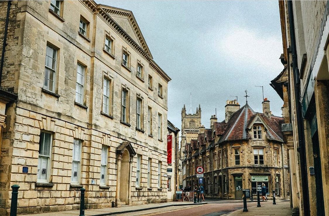 Cirencester looking splendid... Lots visiting our beautiful town and appreciating its history and splendour at the moment. 
.
.
.
📸 @hgmaguire_ 
#cirencester #markettown #cotswolds #gloucestershire #englishsummer #supportlocal #mbbbrasserie #cotswol