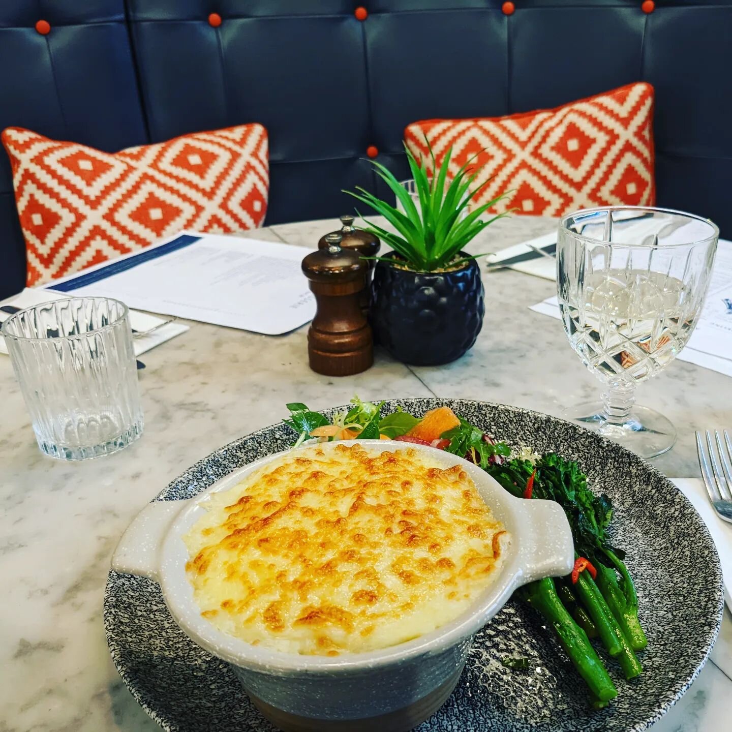 Thursday Night Special! 

Tonight's special is a fantastic Fish Pie with Cheesy Mash and Chilli Broccoli, which also comes with a complimentary dessert! 

We're open for dinner from 6pm - book a table online or just swing by

#dinner #cirencester #co