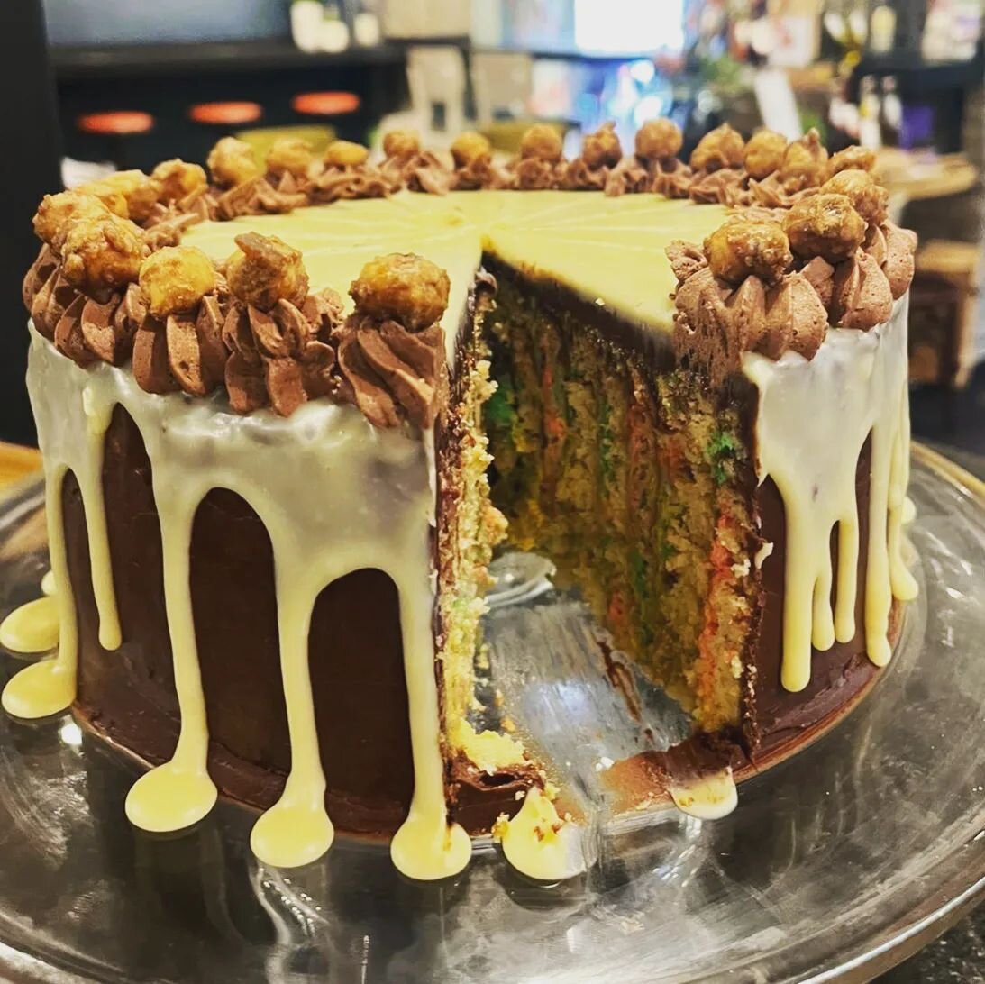 Brighten up your Wednesday with this amazing chocolate, hazelnut and vanilla cake! 

We're open every morning for tea, coffee &amp; cake and for lunch from 12pm 

#cake #cirencester #cotswolds #gloucestershire #chocolatecake #cirencesterfood #sweettr