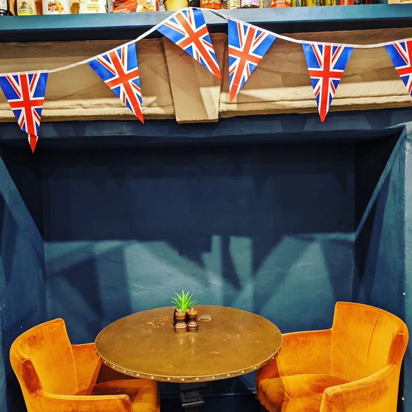 Jubilee Weekend is almost here! 🥂👑

Come and celebrate with us - we'll be serving tea and cakes every morning, as well as lunch and dinner featuring delights such as English mussels with garlic sourdough bread and honey roast ham with fried duck eg