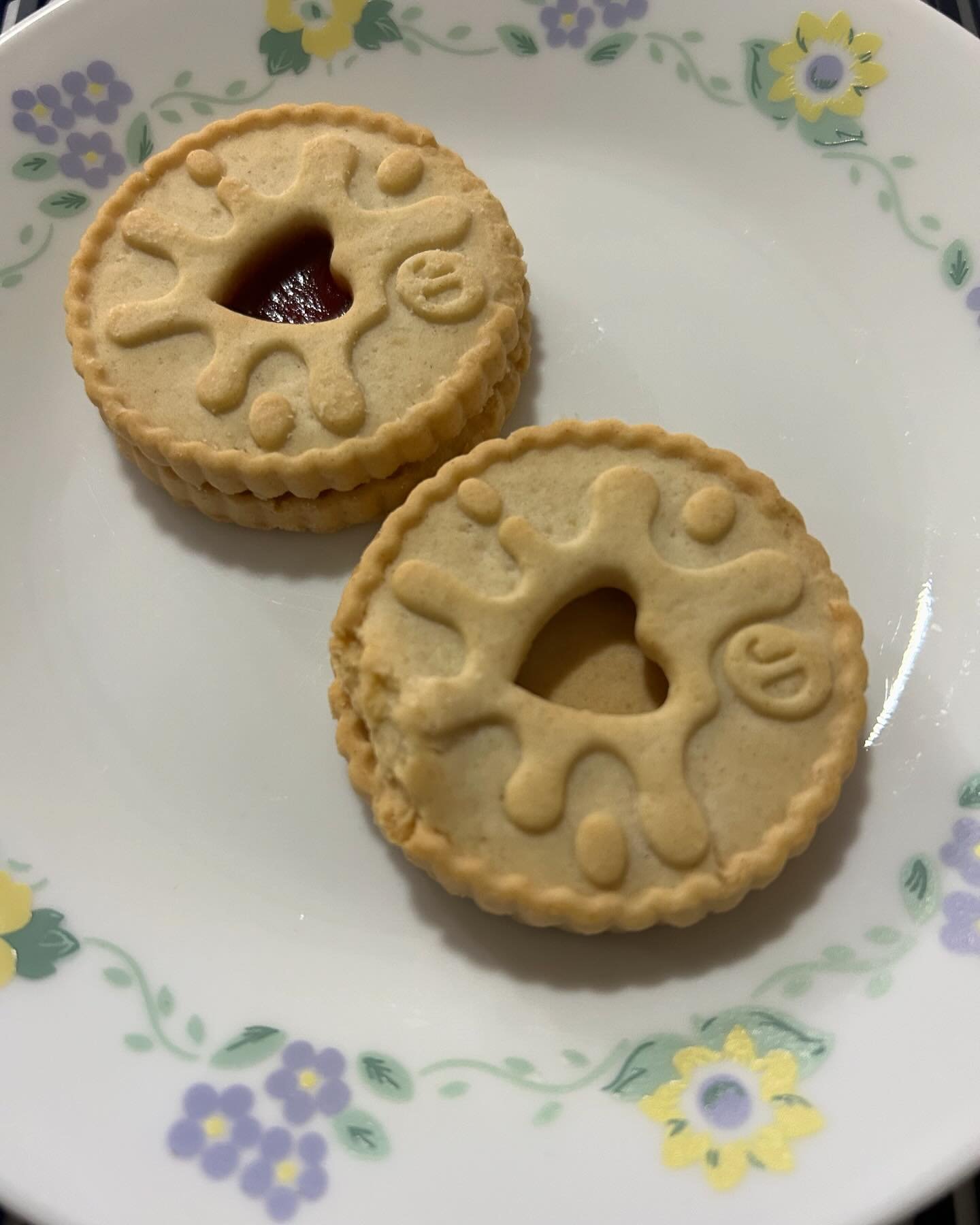 Davida is sick 🤢 planning a surgery and worried, tea and biscuits would have helped but nothing prepared her for the horror pictured #nojam #stolenjam #oneinamillion #thegrinchstolemyjam #jammydodgers #fox&rsquo;s #burton&rsquo;s