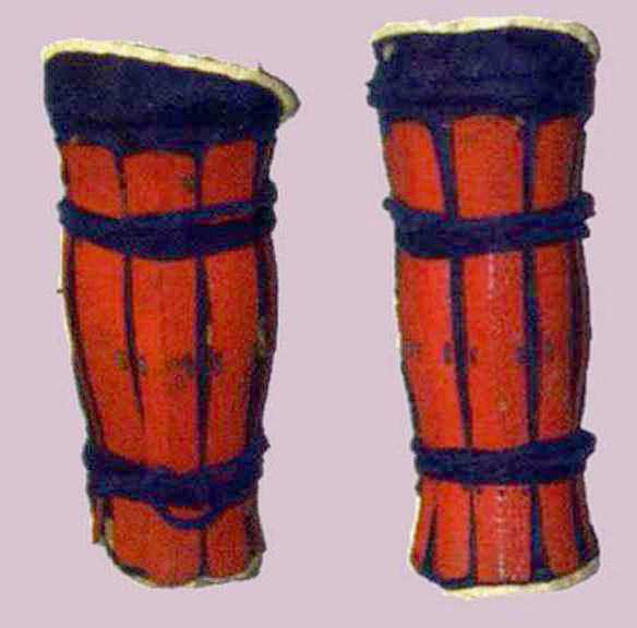   Suneate  of splints all around (no cutoff for the inner ankle) and padded cloth  tateage .  Edo period. 