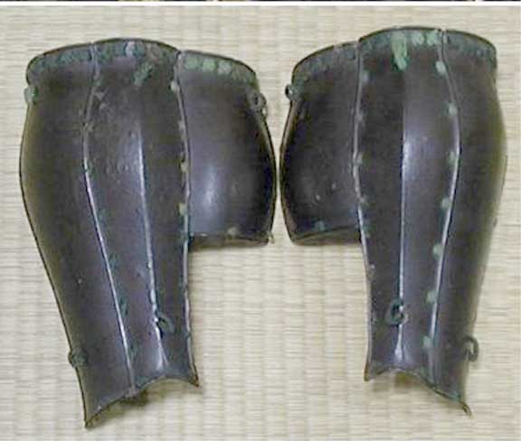  The remains of a pair of  tsubo suneate  with the  kikkô tateage  lost. 