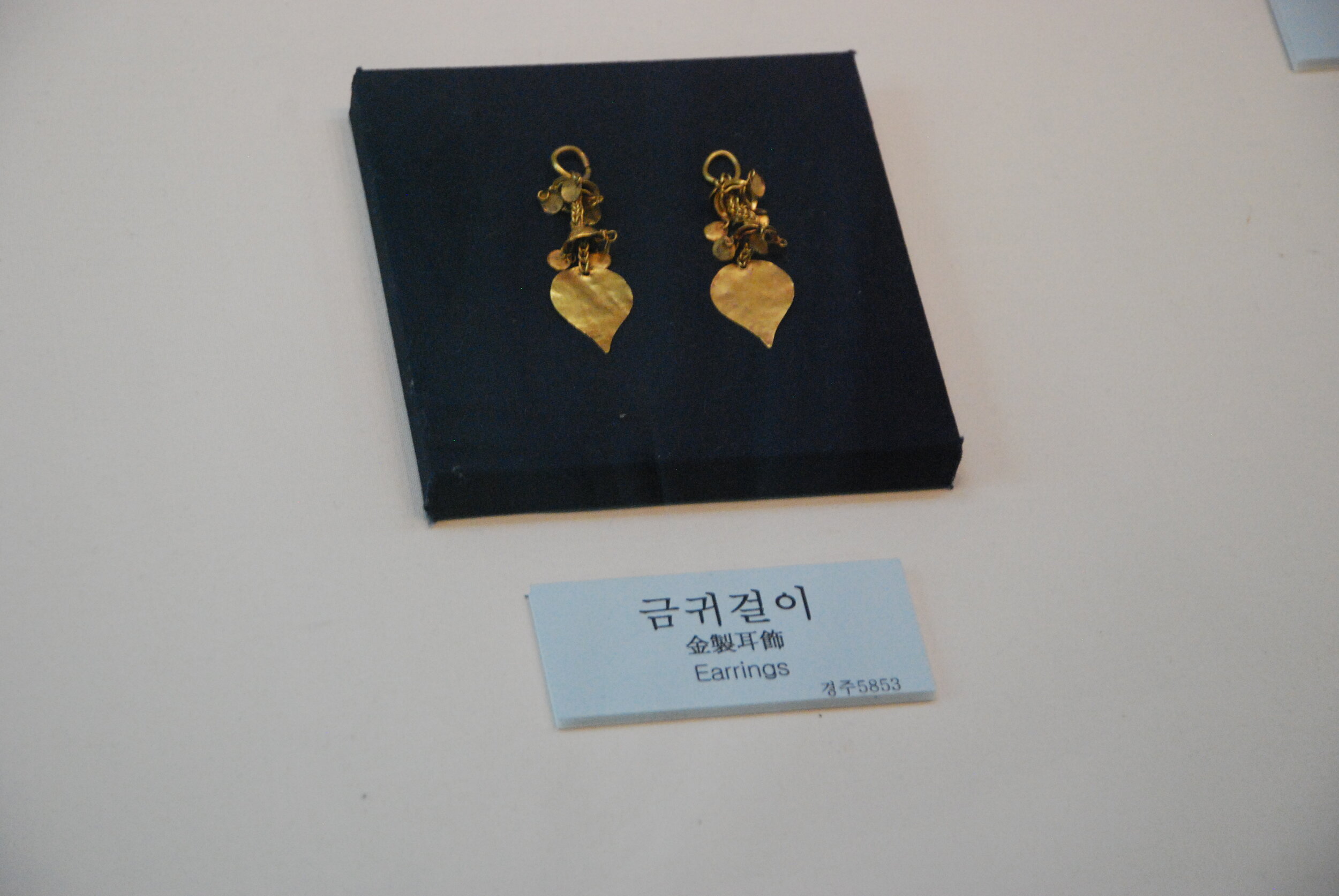 Gold earrings (Silla)