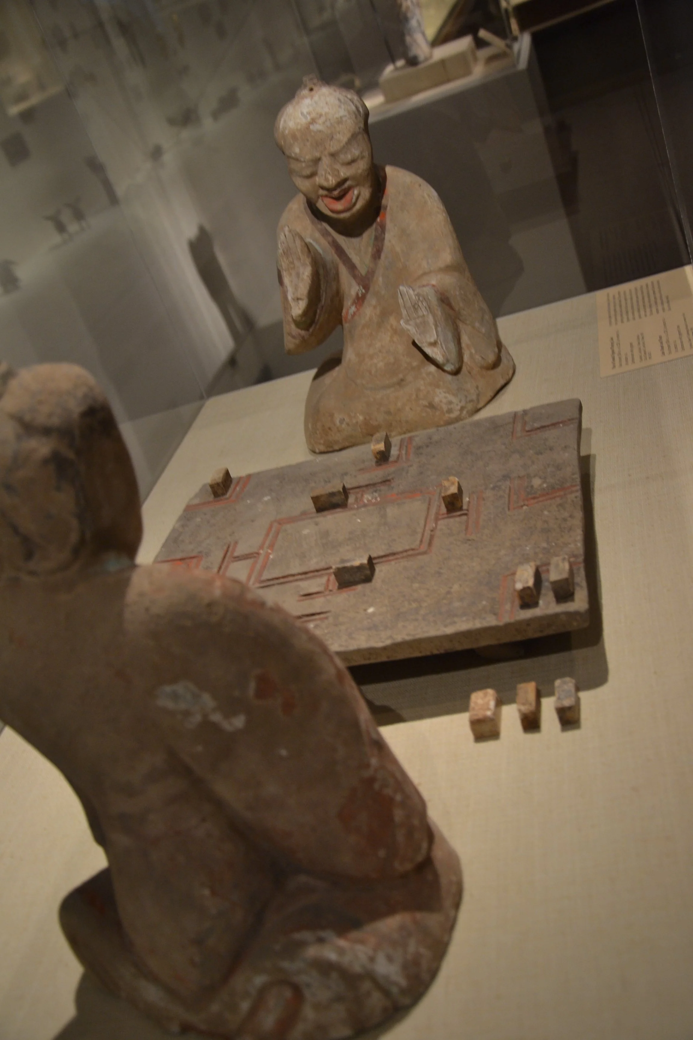 Two figures playing liubo