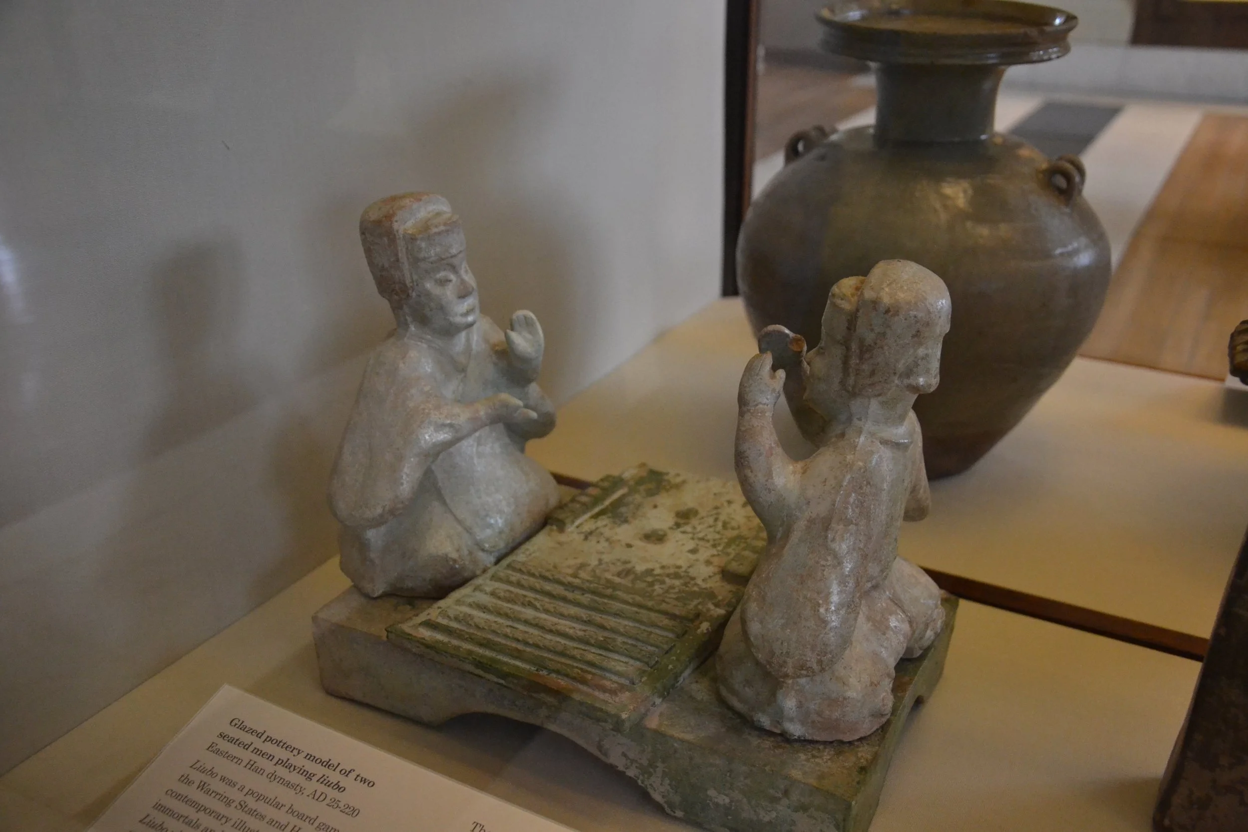 Two figures playing liubo