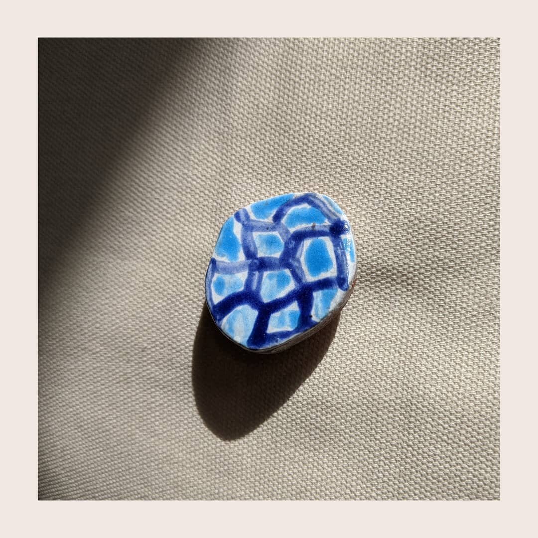 Little pin badge catching some rays 🌞 
.
.
.
#pinbadge #ceramicpinbadge #watersurface #wearableart