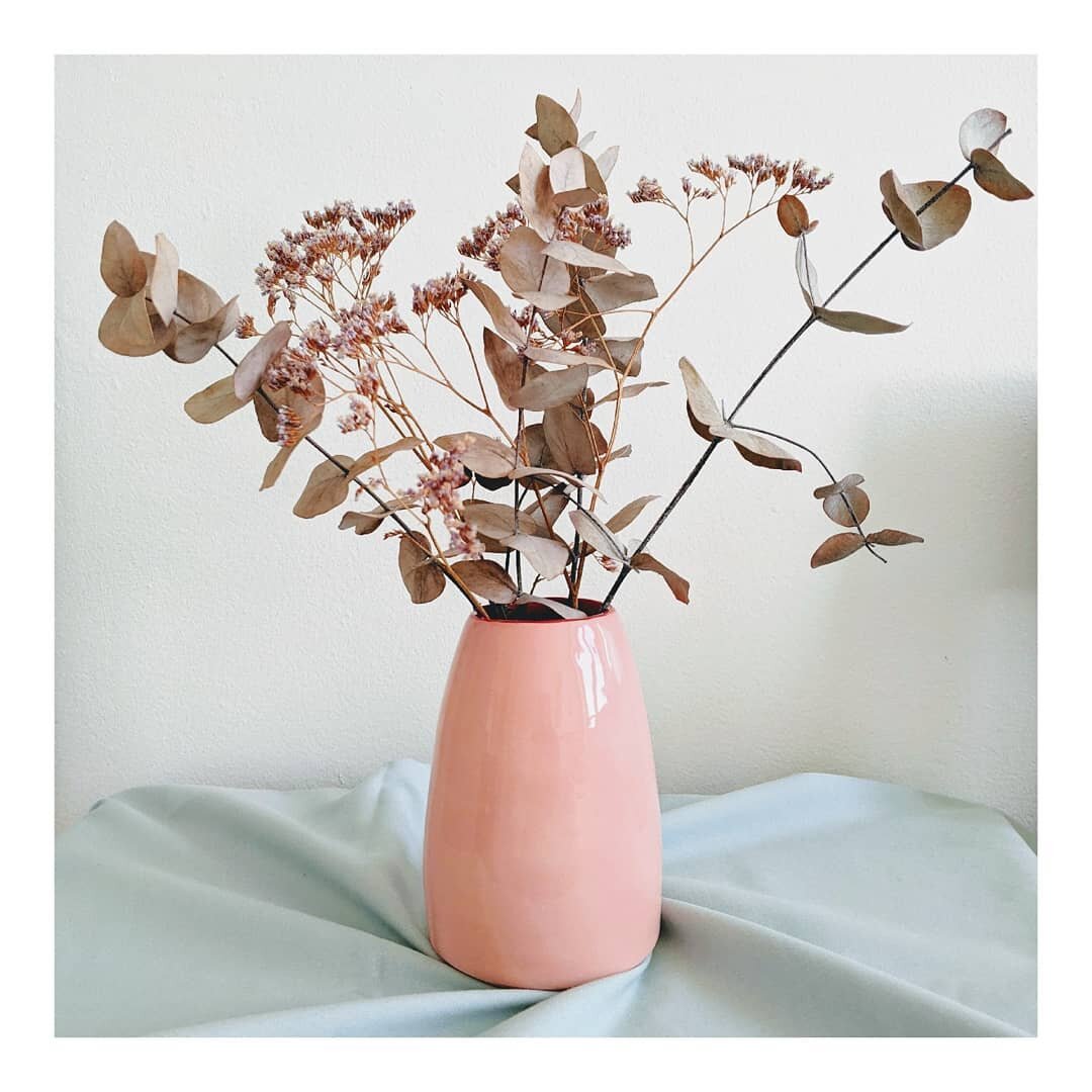 Light pink vase with dark pink rim
.
.
.
#pinkpottery #colouredrimpot #handmade #independentmaker #driedflowervase