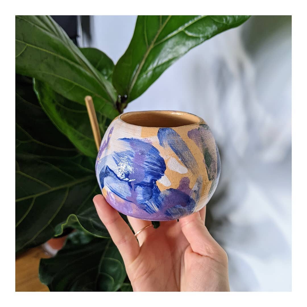 Small round pot I made at the start of last year. I have been using white clay lately but I do miss this richer base colour this clay gives you! 
.
.
.
#underglaze #biscuitcolouredclay #earthenware #ceramicglaze #roundpot #handthrownpottery