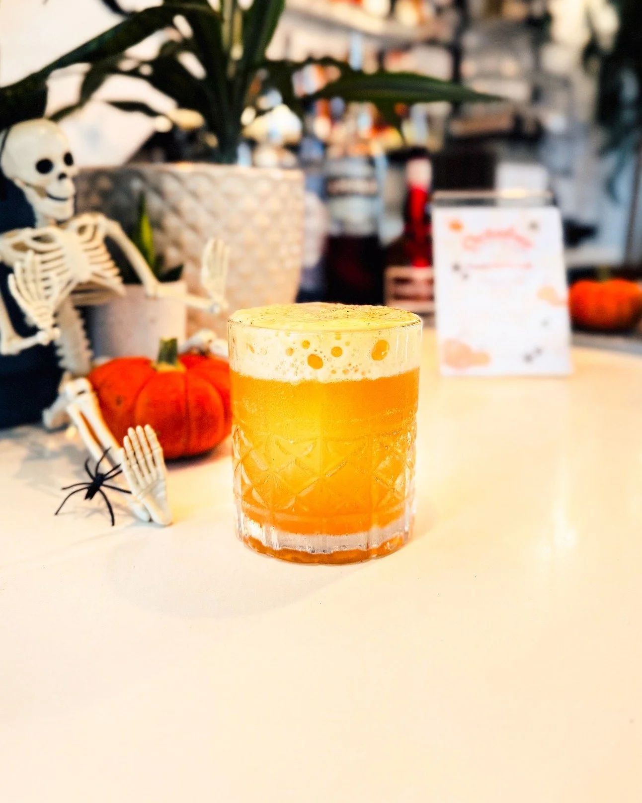 Punch &agrave; la Citrouille&mdash;a fall mix of spiced rum, ginger tea, apple cider, lime, and a fluffy pumpkin spice foam on top. It&rsquo;s autumn in a glass 🍂
.
.
Bar open daily: 5&ndash;10 PM
+ Weekends: 11 AM&ndash;3 PM

#parisbornbrooklynfed 