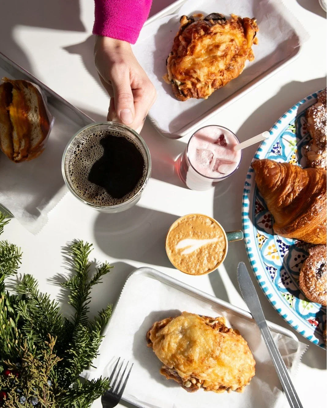 Lunch time hits different at Risbo. From French classics to New York favorites, our menu brings the best of both worlds. Think Croissant, Pain au Chocolat and quiche of the day, next to Brooklyn-style sandwiches, veggie laffas, and spicy merguez pita