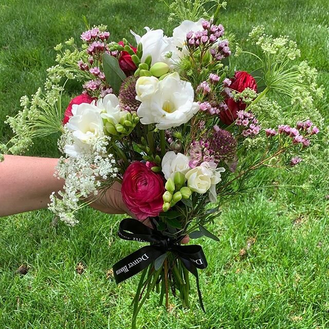 A touch of Spring in our mini bouquet #denverflowers #denverbouquet #denverfreshflowers #cherrycreekflowers #freshflowerbouquet #springflowers