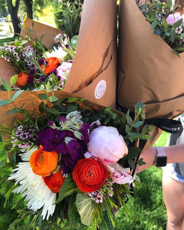 The ranunculus are the star this week adding bright color to our bouquets, these shades of orange are just one of the many colors these amazing flowers bloom in.  #denverflowers #denverflowerbouquets #ranunculus #cherrycreekbouquets #denverflowerdeli