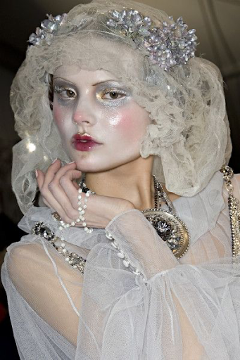 Photo/John Galliano’s Fall/Winter 2009 collection/Pinterest