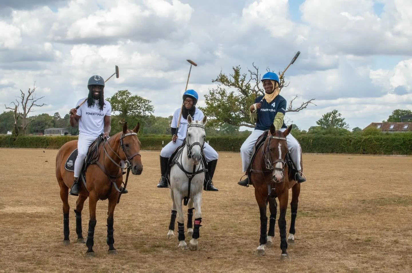 Last Friday we were thrilled to be able to offer a development experience to the wonderful young people from our partner @oxfordcommunityaction, some of whom had joined us on our May residential, and a couple of whom were brand new to horses and polo