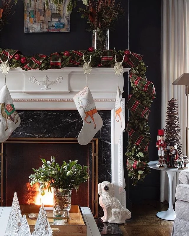 Merry Christmas Eve🎄🎄🎄
Sneak peek of Christmas floral design takeover in the home of photographer @sarah_w_studios and @currystephen 
Botanicals:
Willow
Bay leaves
Viburnum
Hellebores
Cypress
Pine
Pinecones
Paperwhites 📷by @sarah_w_studios 🌺by @