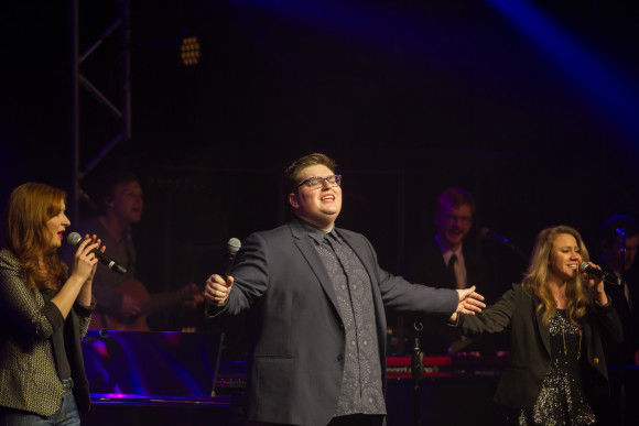 Jordan Smith leading chapel (photo: Jaclyn De Vries)