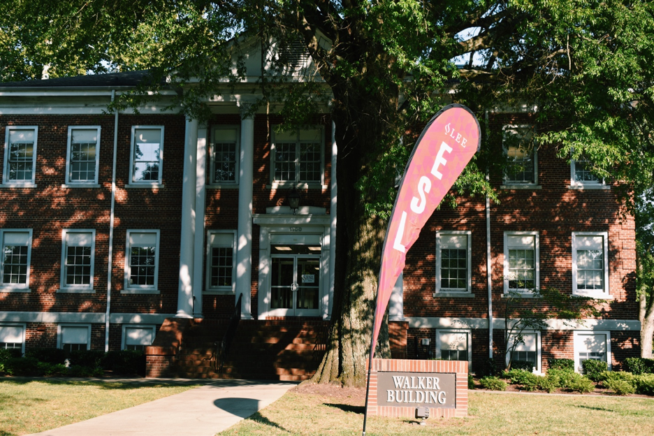 Lee offering free ESL classes