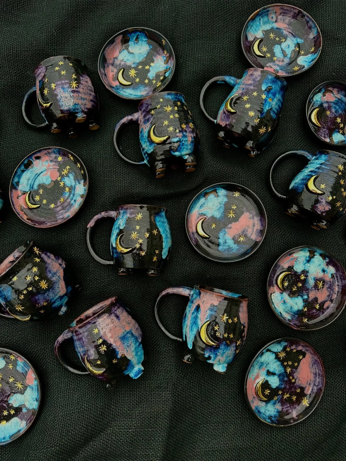 ✨🌙 Zodiac Collection ✨🌙

♈♉♊♋♌♍♎♏♐♑♒♓

Debuting for the very first time this weekend at Gray Apple Market | May 2 &amp; 3✨

A celestial collection of one-of-a-kind mugs + dishes featuring each zodiac constellation. Every piece was wheel-thrown, han