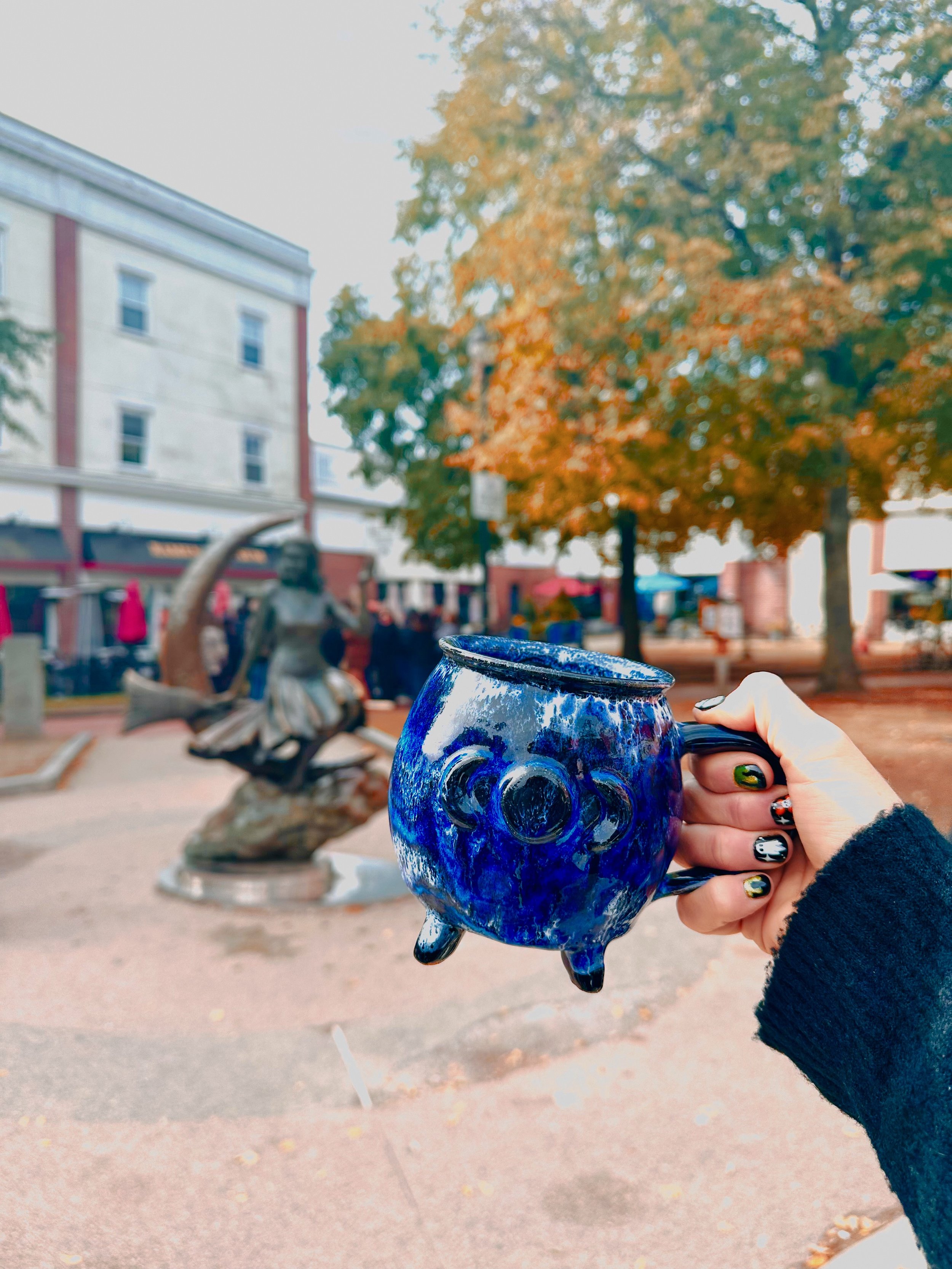 💀🎃 Jillia Ceramics takes on Salem! 👻✨

From checking out local artist markets like @salemnightfaire to exploring local shops and all the spooky spots Salem has to offer, I had the BEST time exploring Witch City with @thatbrent7 and @eatsugr ! 🧙&z