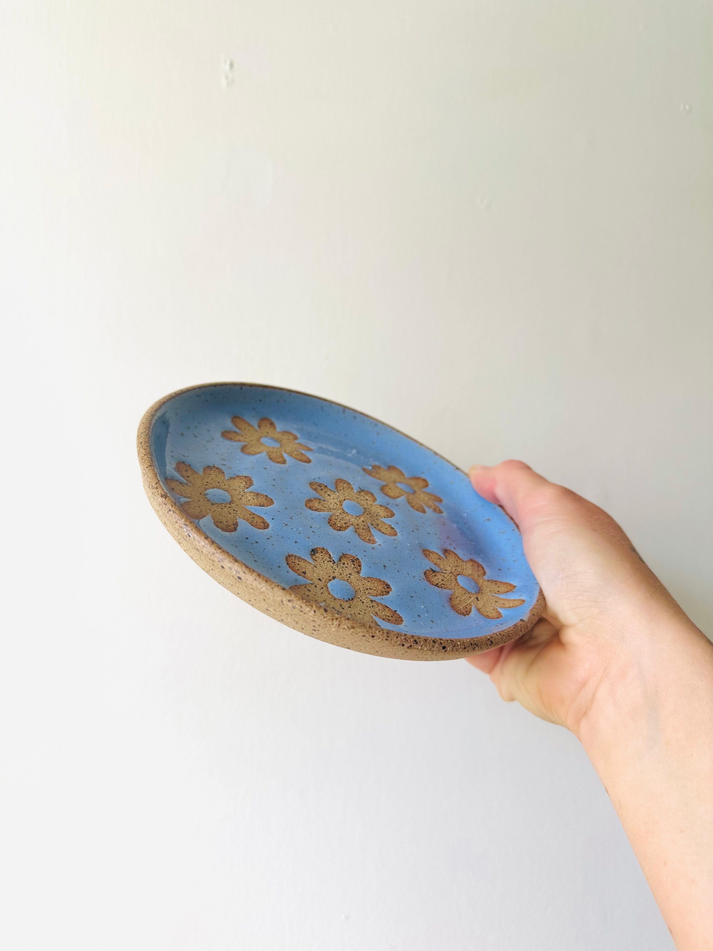 Angled-View-Small-Periwinkle-Daisy-Plate.jpg