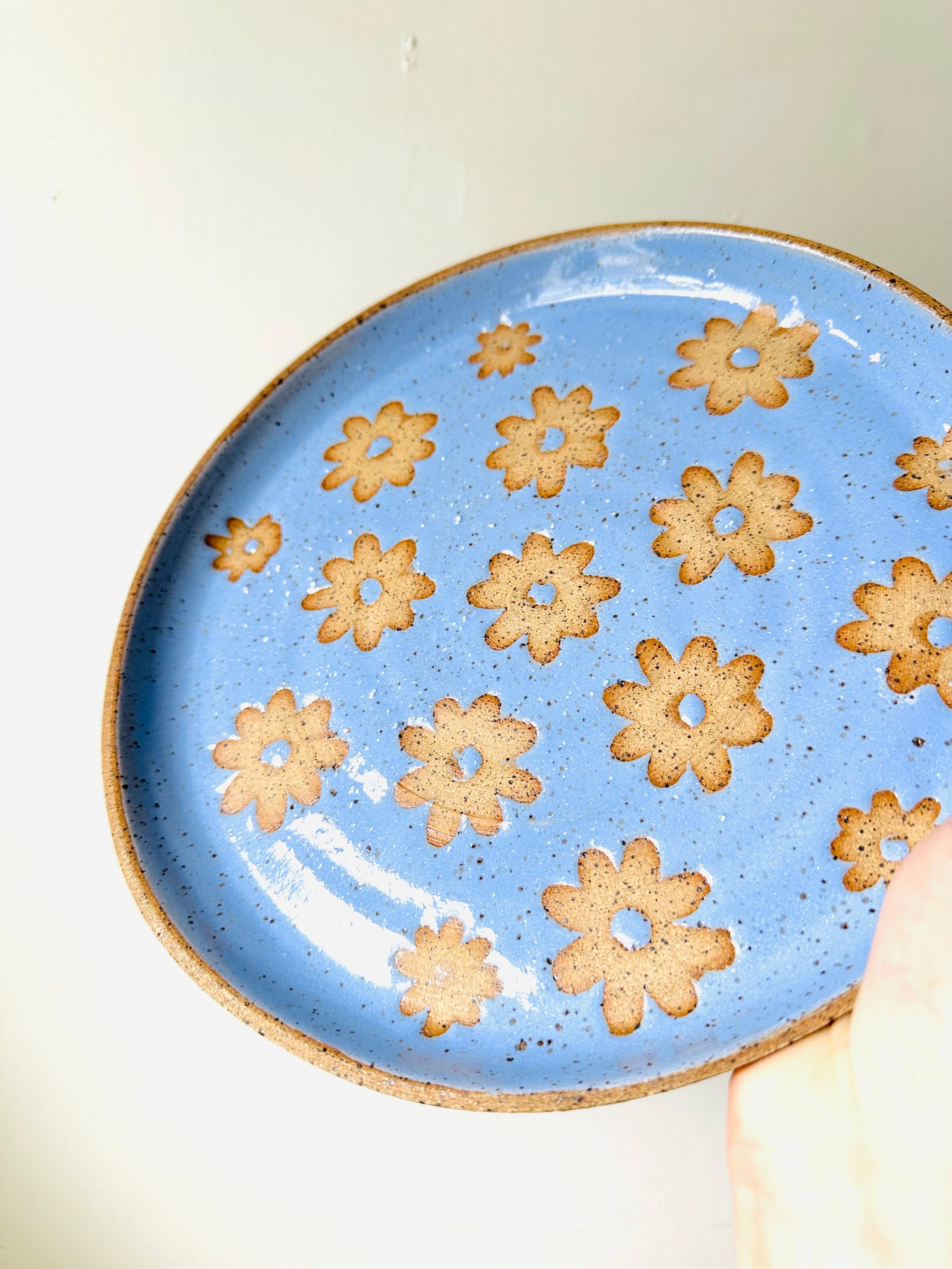Side-View-of-Handmade-Ceramic-Dinner-Plate-in-Periwinkle-With-Daisy-Pattern-On-it.jpg
