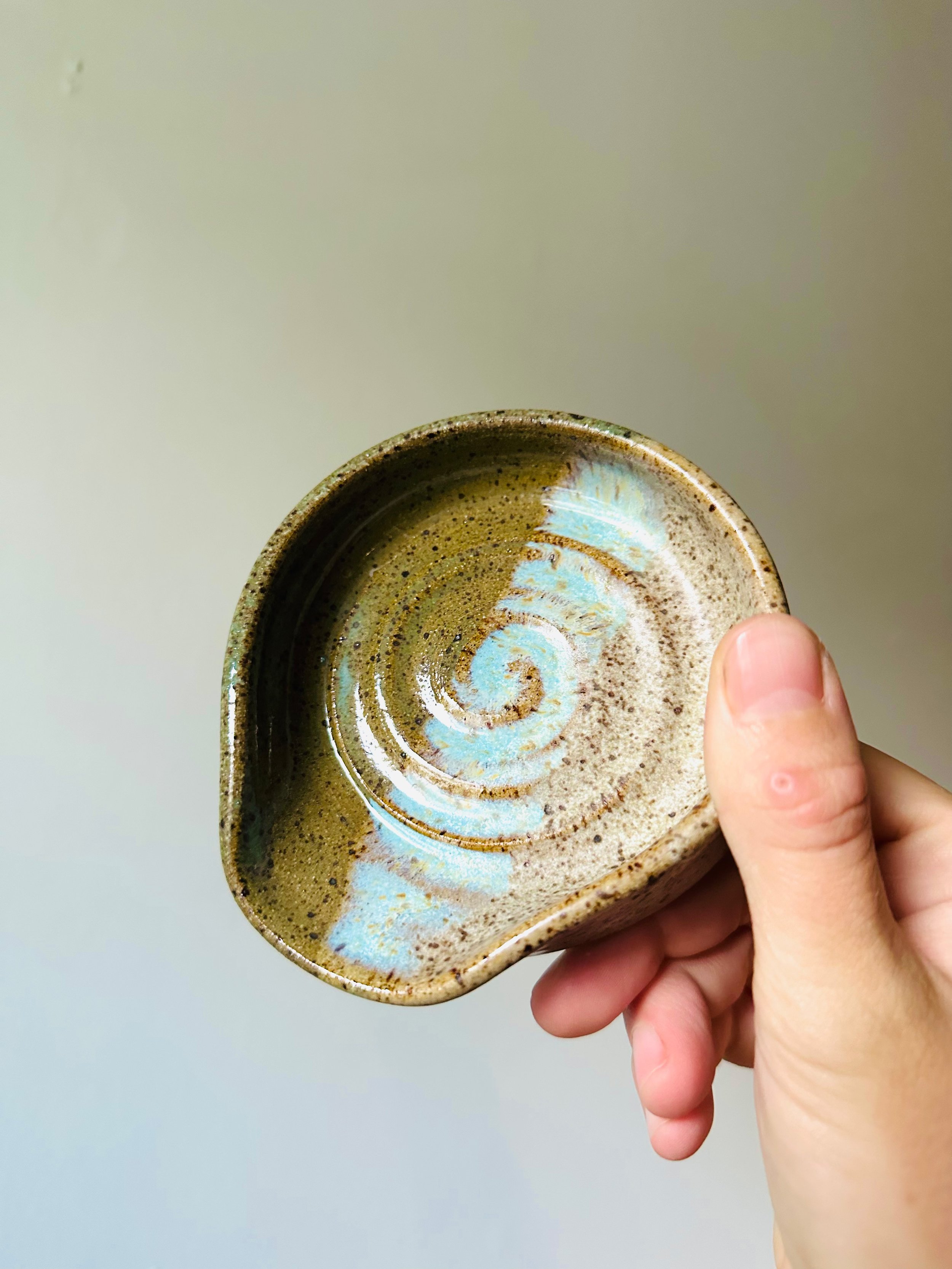 Tilted-View-of-Beachy-Spoon-Rest.jpg