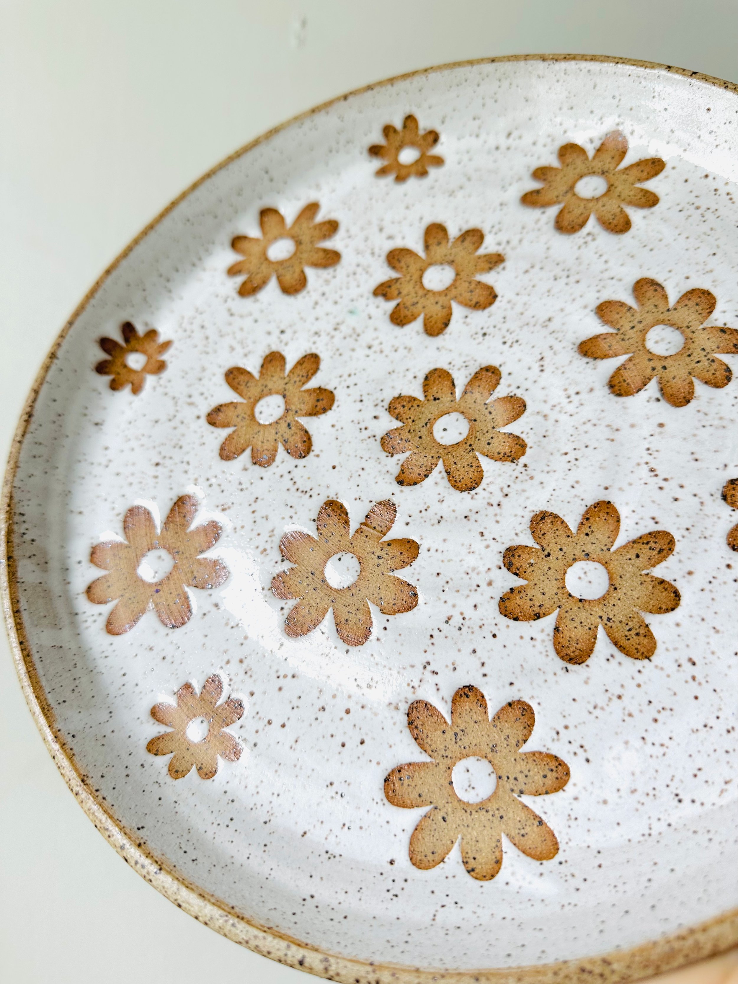 Close-View-of-White-Daisy-Ceramic-Handmade-Plate.jpg