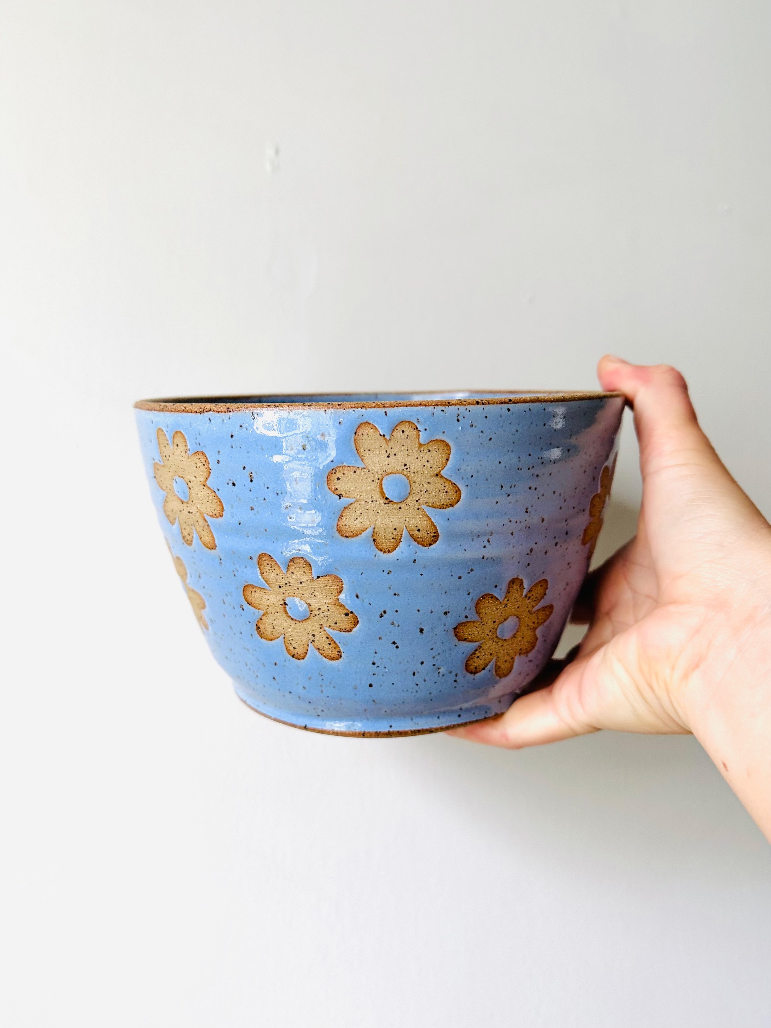 Front-View-of-Large-Periwinkle-Daisy-Bowl.jpg